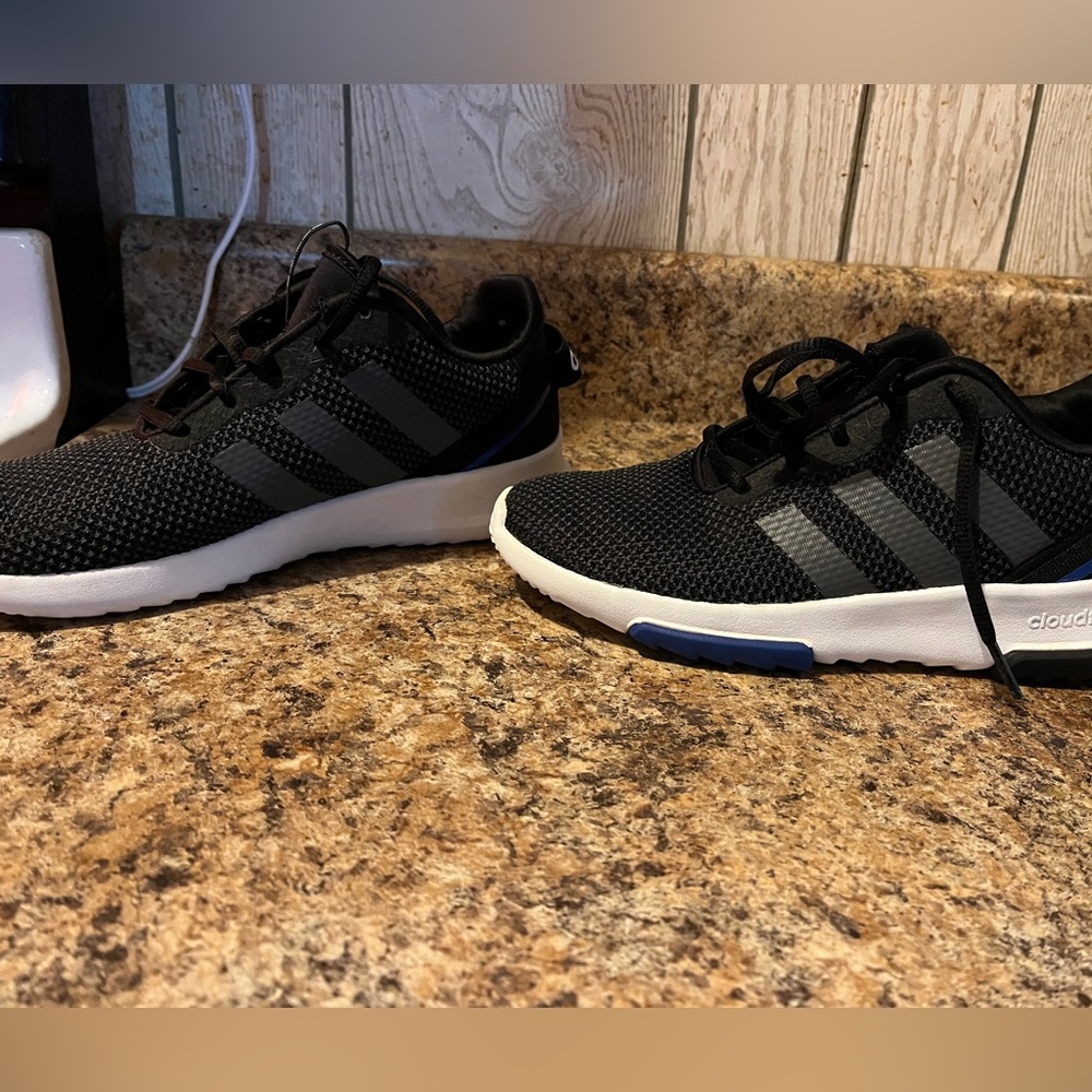 Boys size 6 Adidas shoes. EUC